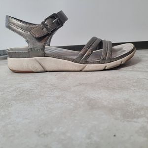 Baretraps Noland women's silver velcro size 9.5 sandals